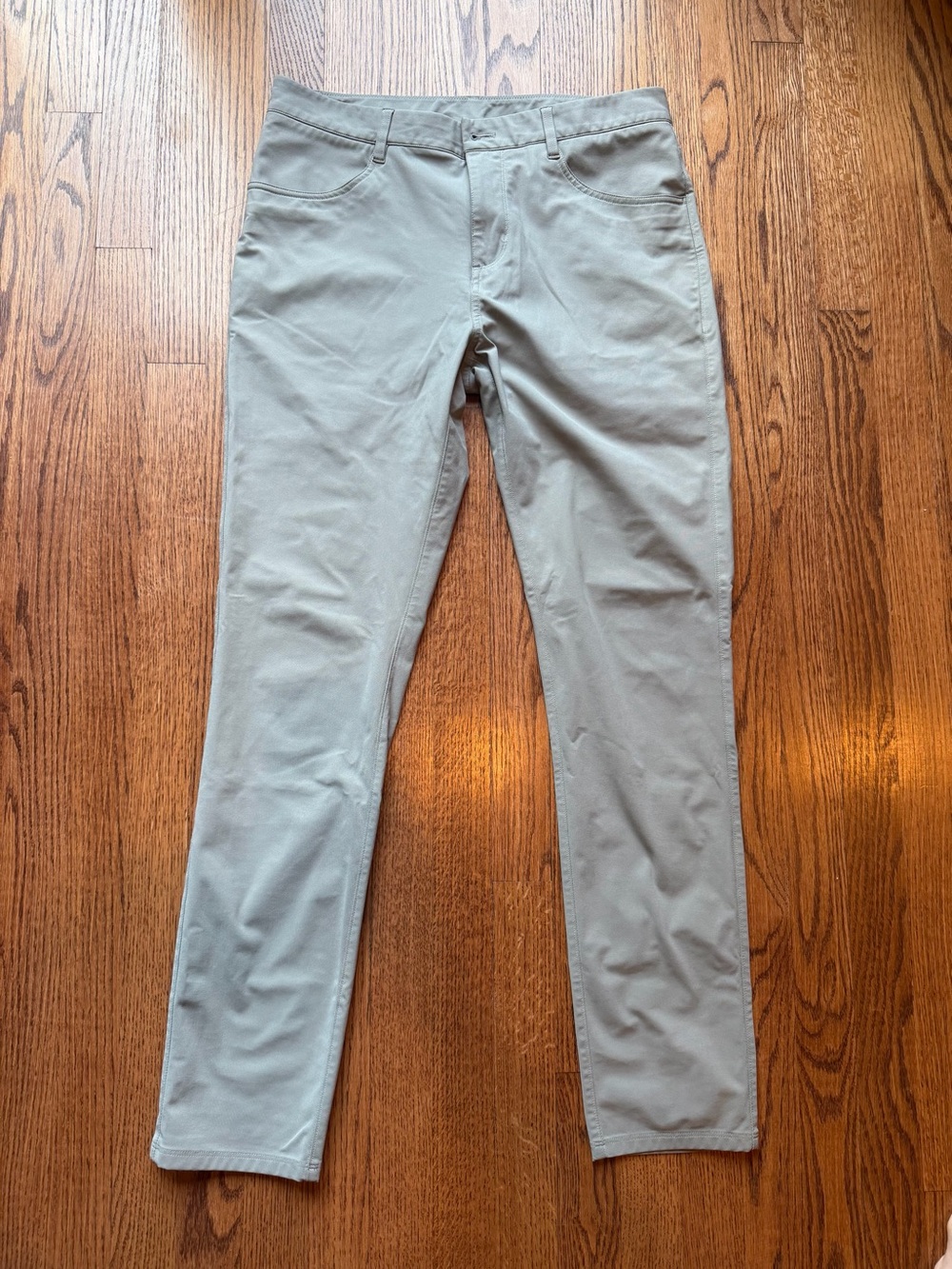 Vuori Men's Meta Pant in Driftwood. Size 32x32 - like new!